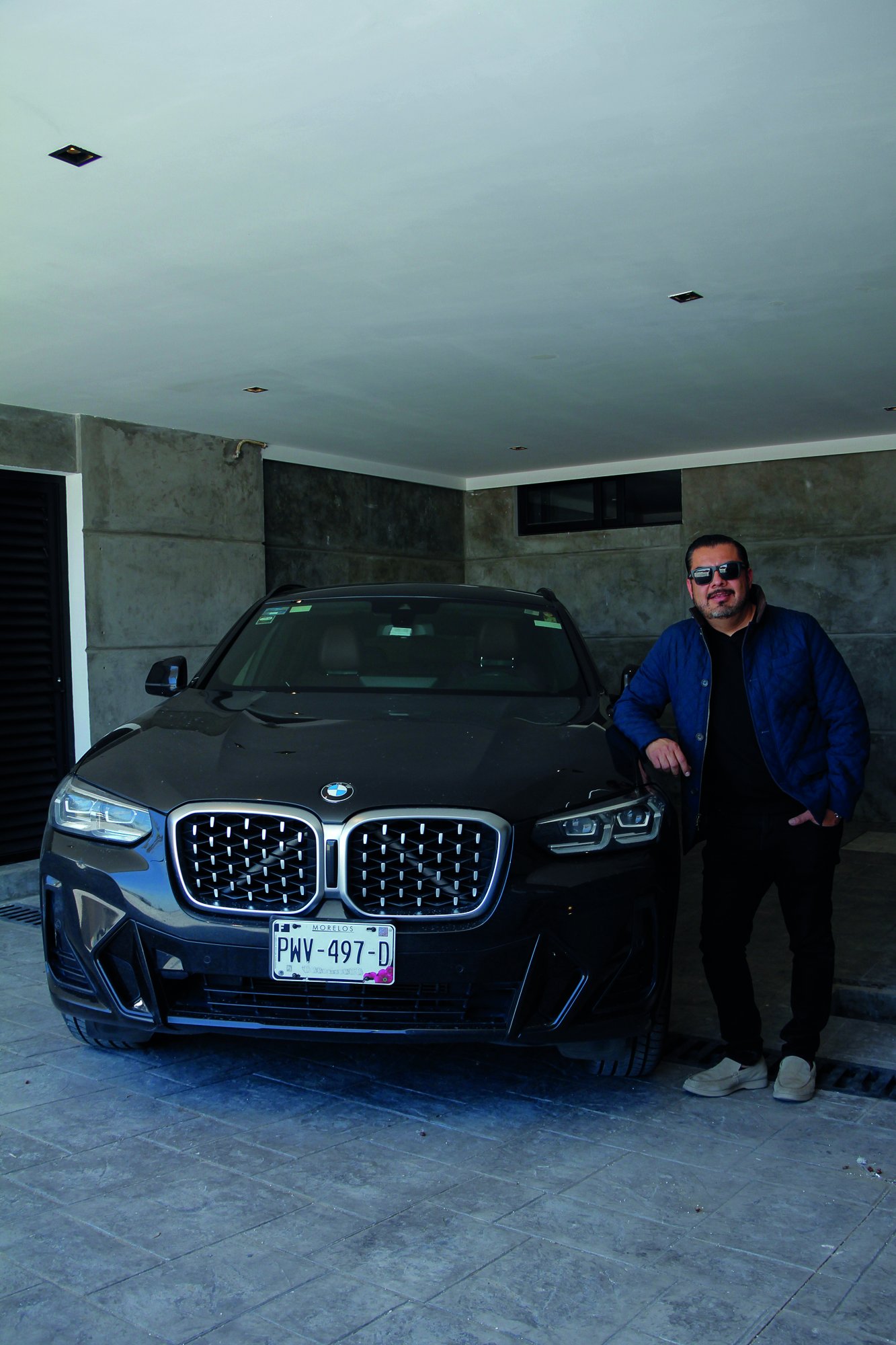 Adolfo Cholula posando junto a su BMW