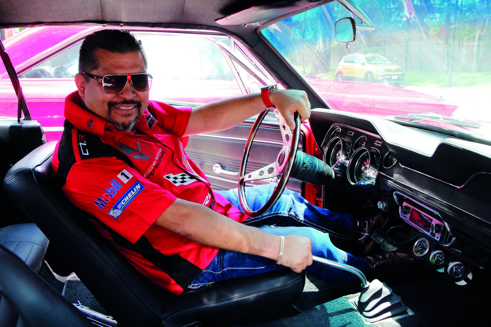 Guillermo Axalco al volante de un auto clásico