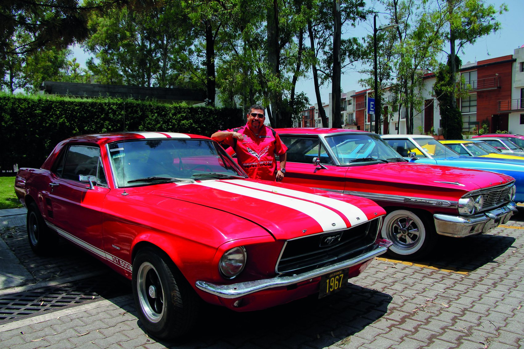 Guillermo Axalco con un clásico convertible rojo