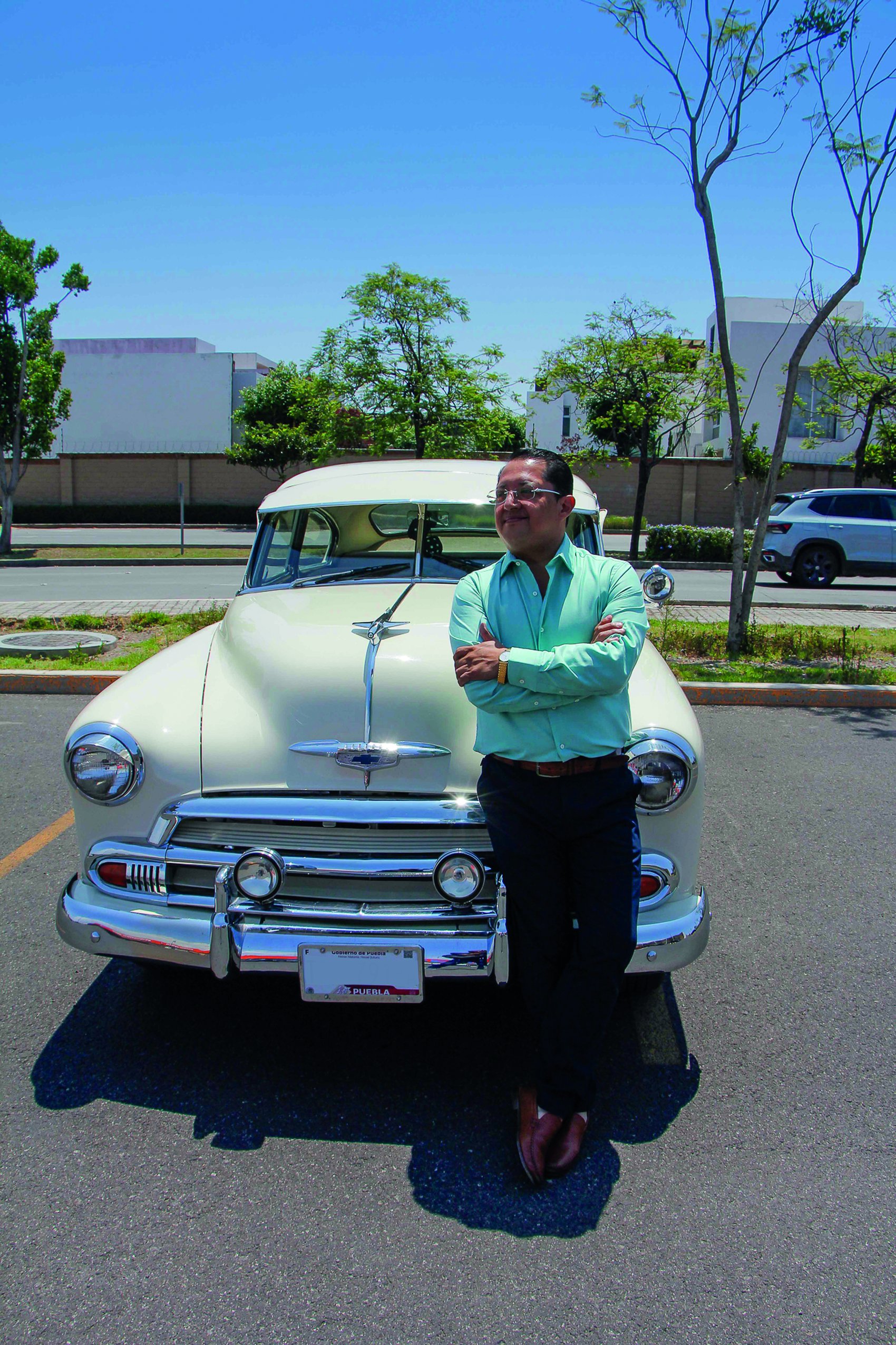 Emmanuel Rendón junto a su Chevrolet clásico