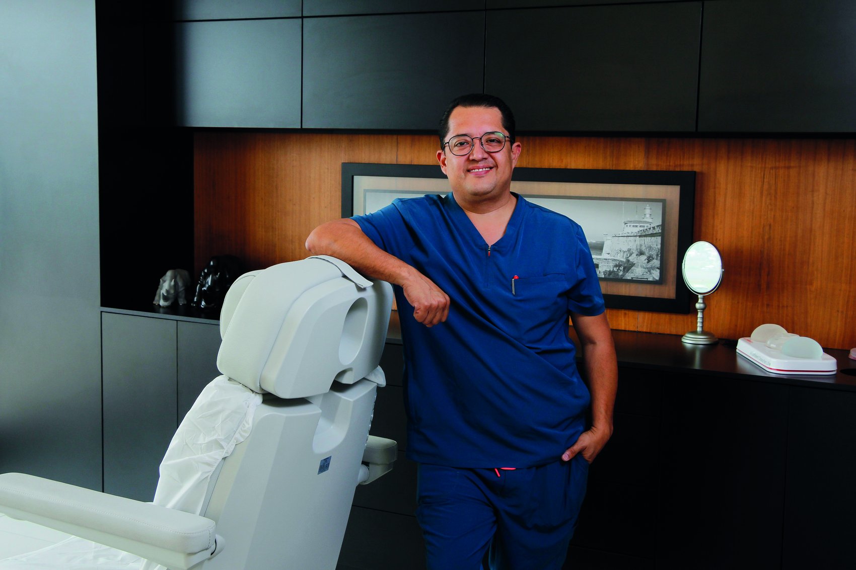 Emmanuel Rendón, cirujano plástico, en el hospital