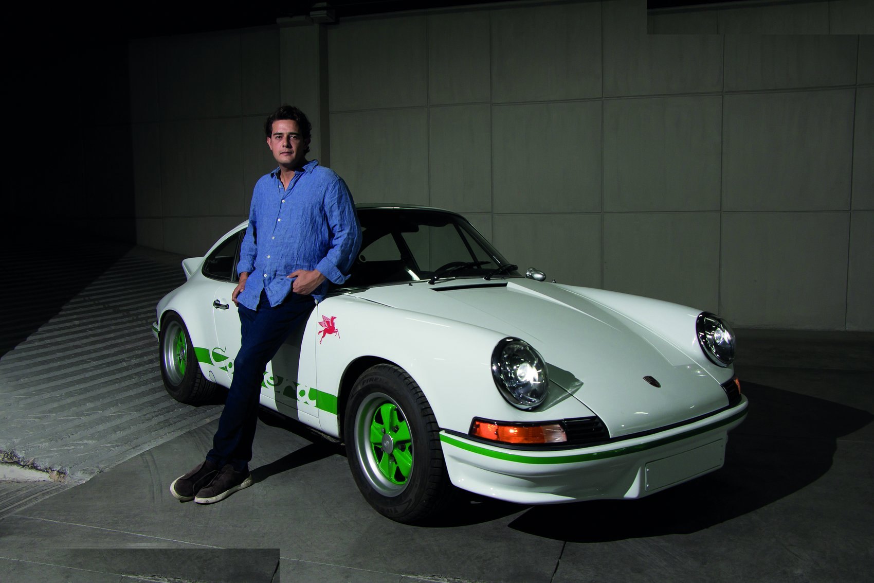 Luis junto a un Porsche 911 clásico blanco