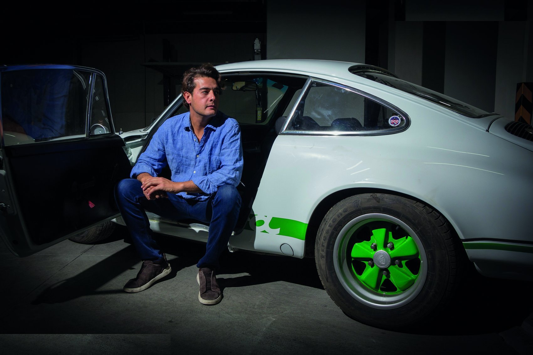 Luis recargado en su Porsche 911 clásico