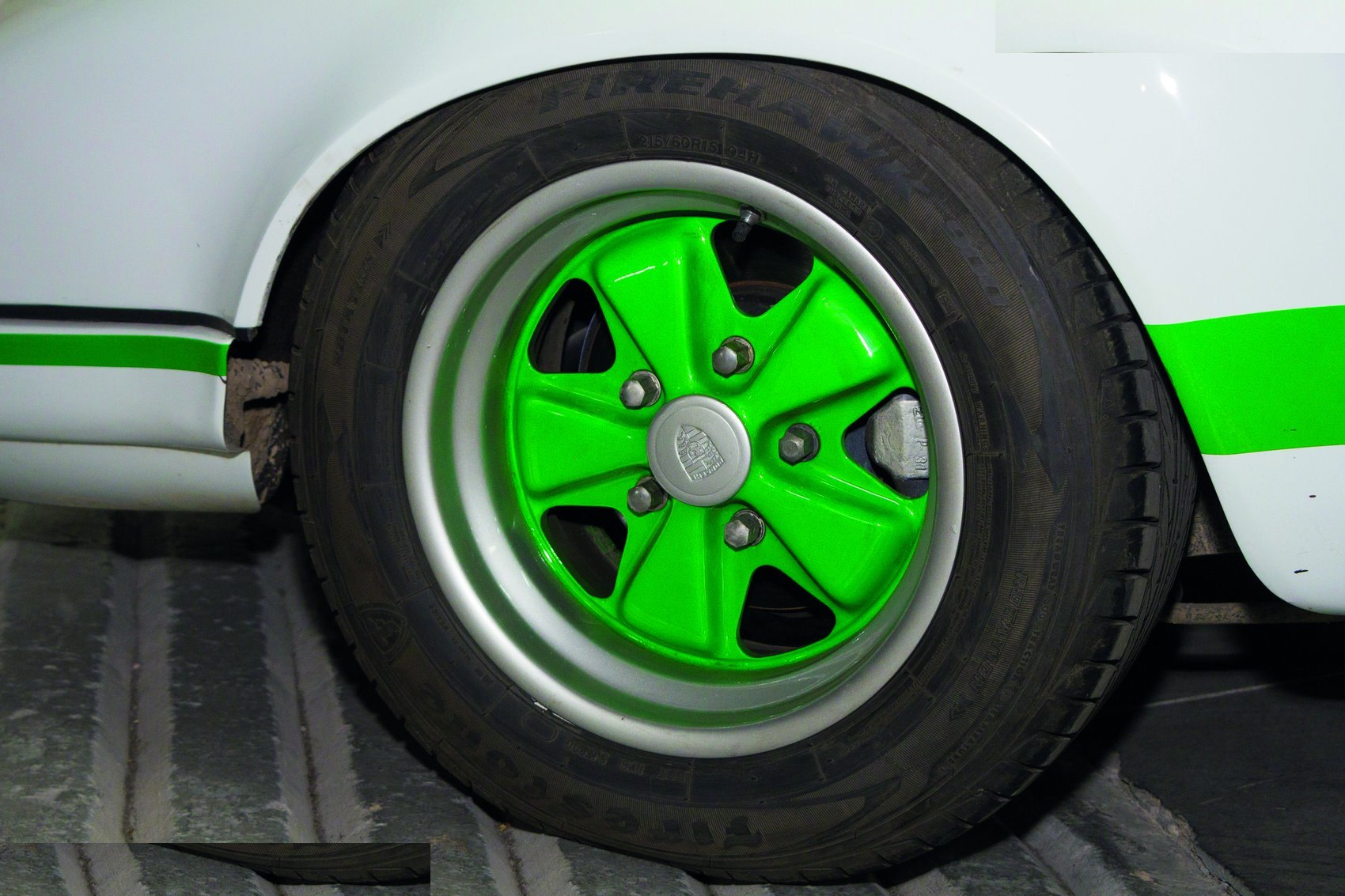 Detalle de un rin Fuchs pintado de verde de un Porsche