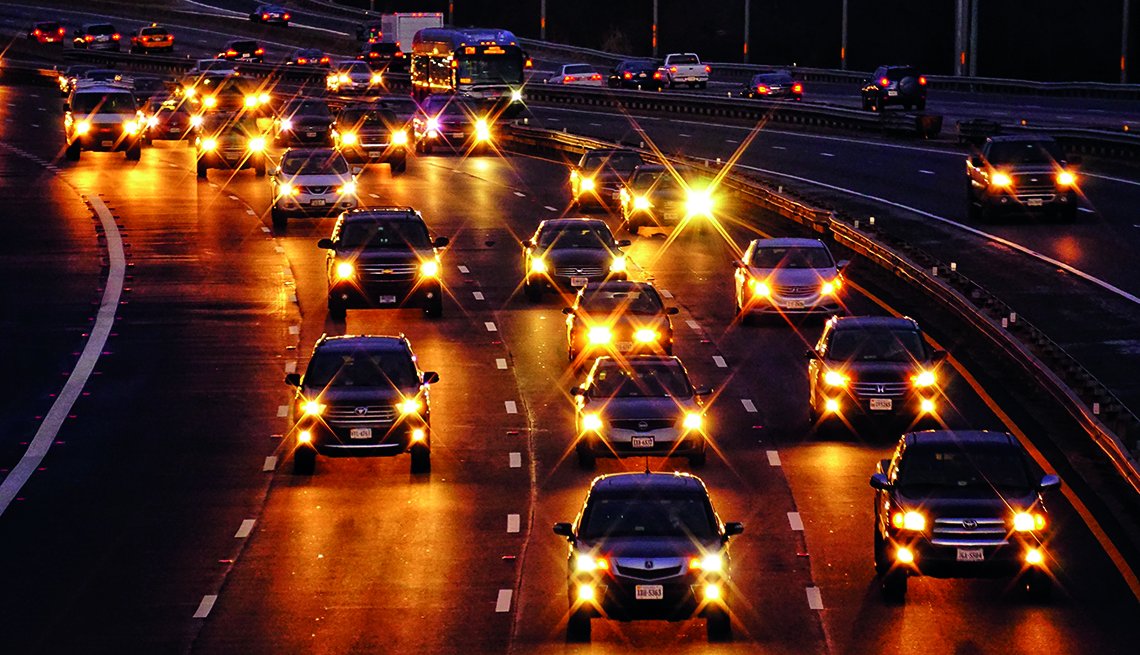 Tráfico nocturno en una carretera con luces de autos