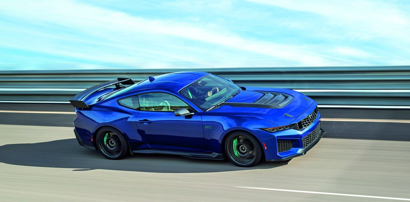 Mustang Dark Horse SC, vista trasera 3/4 con alerón