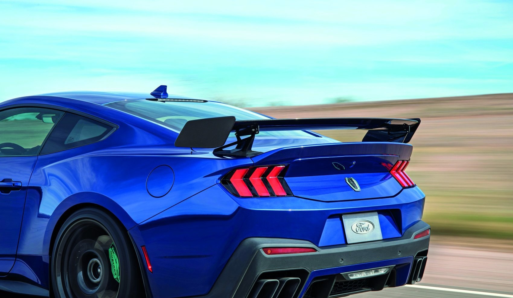 Mustang Dark Horse SC, perfil lateral en pista