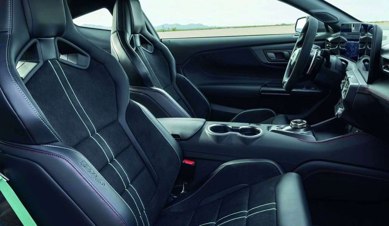 Interior y cabina del Mustang Dark Horse SC