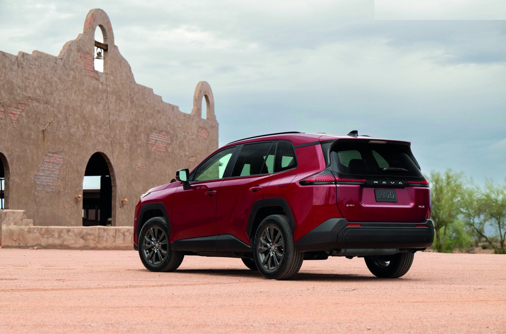 Toyota RAV4 2026, vista frontal en exteriores