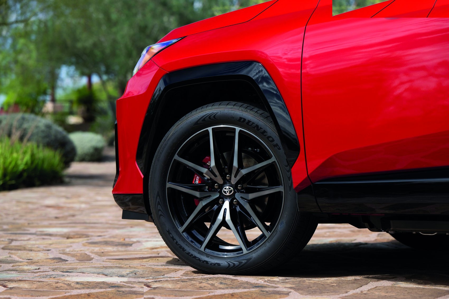Detalle de rin y llanta de la Toyota RAV4 2026